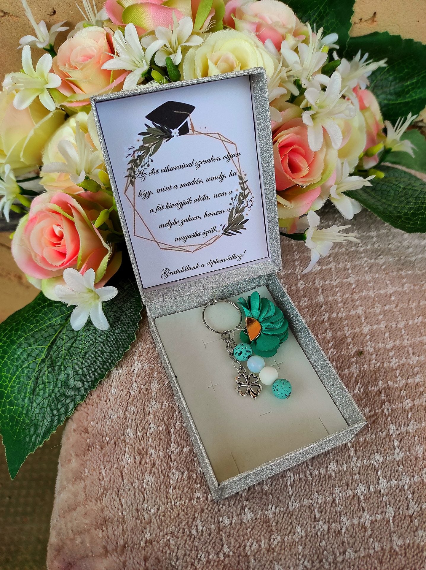 Diplomaosztóra szerencsehozó kulcstartó